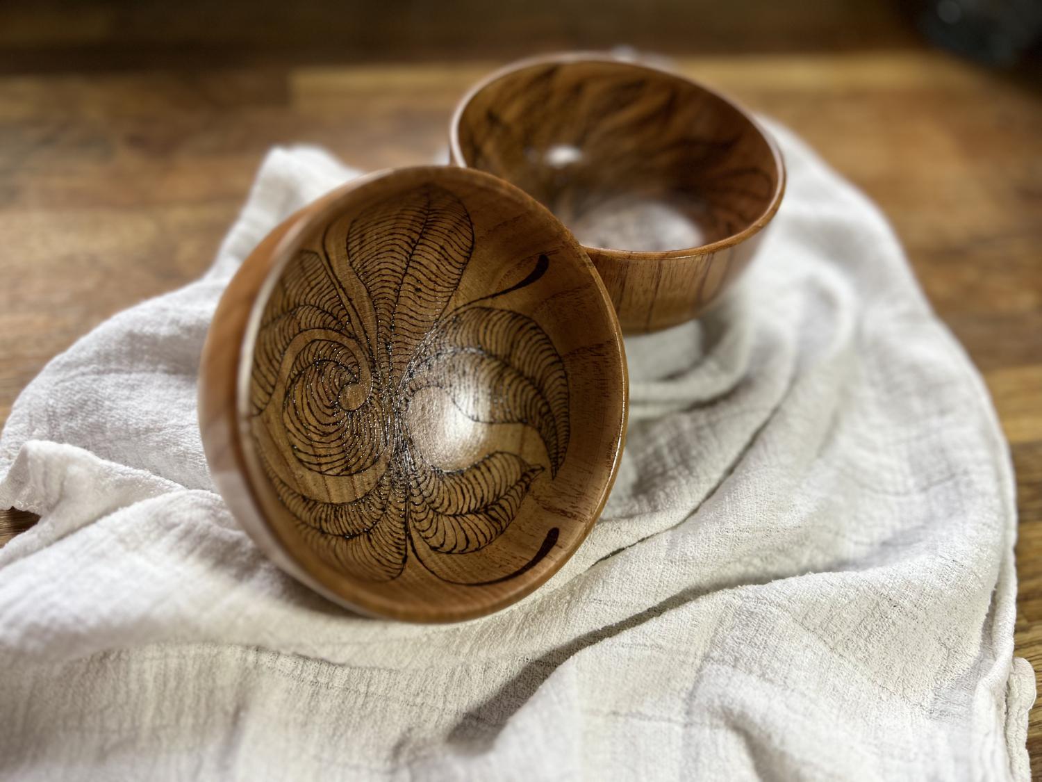 deux petits bols en bois de jujube pyrogravés